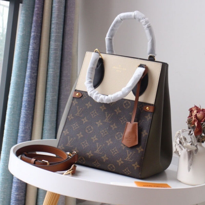 Louis Vuitton LV 路易威登 M45409 FOLD TOTE 中號手袋 于 2020 秋季推出全新 Fold Tote 中號手袋，將柔美設計與實用功能兼收並蓄。展開折疊式皮革襯料即可釋放容量，寬幅皮革肩帶和