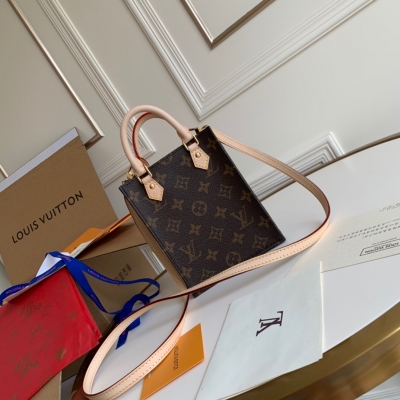 Louis Vuitton LV 路易威登 頂級原單 M69442 2020早秋女款超級mini的琴譜包 肩帶不能調節長短 但可以拆卸，PETIT SAC PLAT 迷你小托特 tote 迷你包，能放下手機 口紅 鑰匙 超