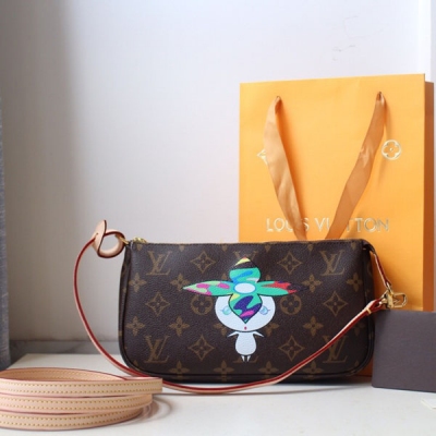 Louis Vuitton LV 路易威登 M51980村上隆絲印 村上隆合作限量款，絕版美物！！有錢都難買到系列，調皮可愛且獨特的風格設計打破了傳統老花的沉悶，珍貴、極品、非常少有的款，收藏家愛好者看過來。尺寸：23.5