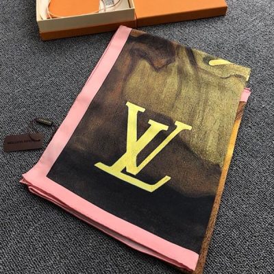 LV LOUIS VUITTON 路易威登圍巾 下手一定要快大愛 女人尤物 真心美的讓人非常非常心動，著名的路易威登真絲方巾也成為此跨界合作設計與頂級卓越工藝結合的另一創 以金色LOGO展現絕美氣息 上身效果簡直美翻了 