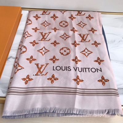 LV LOUIS VUITTON 路易威登絲巾 必入款推薦啊LV早春的新款，真的仙死了，大牌女人味高端工藝雙層真絲 這樣的設計非常費原料 雙層拼接報廢率很高，也只有大牌能這樣的追求品質上身效果無敵是高端洋氣一條等於好幾條