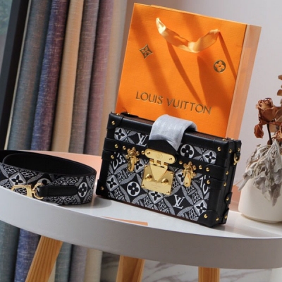 LOUIS VUITTON LV路易威登 PETITE MALLE 時裝走秀款 M40273 BOX盒子 全新歐美復古風 小巧方盒設計 金屬質感十足優雅大方 摩登現代 不單可以攜帶隨身小物品 更是裝飾精品身材小巧輕盈 手提