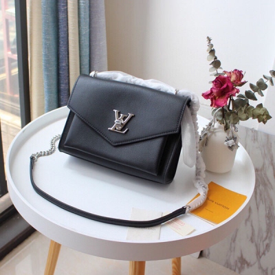 LOUIS VUITTON LV路易威登 M51418 2021 春夏款 Mylockme BB 手袋，點綴標誌性銀色 LV 旋扣，塑造小巧可人的構型。素雅的鏈條肩帶配有皮質肩墊，日常肩背或斜挎皆宜。尺寸：22.5 x 1