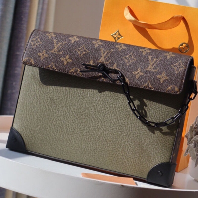 LOUIS VUITTON LV路易威登 M30583 POCHETTE VOYAGE STEAMER 手袋 Pochette Voyage Steamer 手袋於 2020 秋冬洋溢 Ta?ga 皮革的雅致格調，為手機和