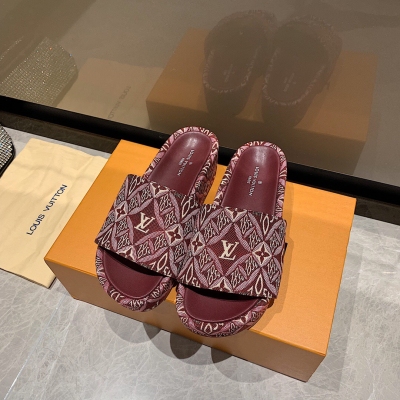 LOUIS VUITTON LV路易威登 2021春夏新品厚底松糕拖鞋 絕美的立體感，壓印刺繡厚底拖鞋，舒服時尚，既有民族風情的刺繡款，也有現代時尚的立體logo款，夏天就是能把氣質拿捏住的一款增高神器！水台高5cm，原