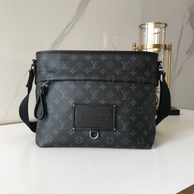 LOUIS VUITTON LV路易威登 Besace Zippee 中?手號?袋，黑色M45216采?貼用?身設計，拉?開鏈?合，寬敞的內?空部?間可容納檔?平或?板電腦。該版本?黑由?花帆布打造，屬於 Gaston L