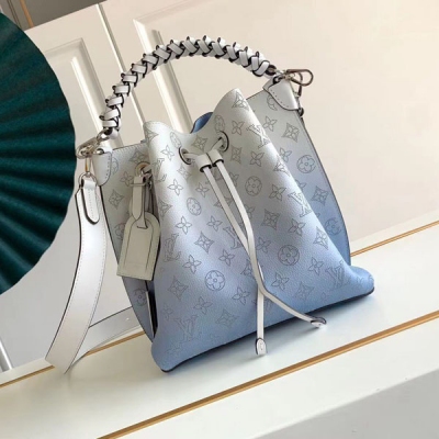 LOUIS VUITTON LV 路易威登 M55799 M55800 Muria 水桶包取材鏤花小牛皮，其上穿孔緩緩勾勒 Monogram 圖案，點綴名牌與鑰匙包。搭配編織手柄與長皮革肩帶。尺寸：25.0 x 25.0 