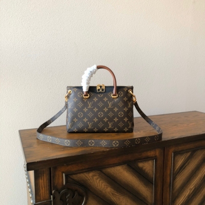 LOUIS VUITTON LV路易威登 複刻版 Pallas BB手袋到貨啦原單斷貨好久啦官方貨號:M41241小號 黑色 尺寸：27 x 18x 8cmPallas 手袋絕不只是一款漂亮時尚的手袋。 這款迷人的手袋融合