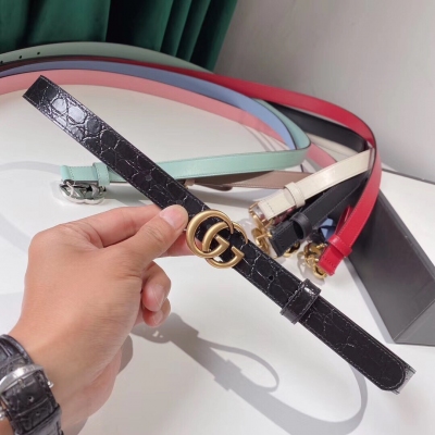 GUCCI古馳皮帶 在2020春夏系列，品牌標誌性的雙G標識經重新詮釋後，以光彩奪目的金色調呈現在這款女士窄版黑色鱷魚紋腰帶上。2.0cm