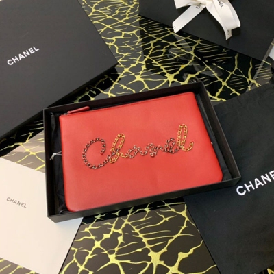 CHANEL香奈兒 高品質 新款手包 包身很可愛其字母延續了流浪包和19系列元素，三色電鍍！看似簡單實藏大學問！設計感超強 出門走路帶風不入可惜！尺寸20*27.5*cm