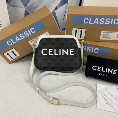 CELINE 夏季限量款 Celine 全新老花斜挎包～復古印花圖案延續了凱旋門的老花設計，白色牛皮馬鞍皮邊，有著高顏值且前衛的時尚氣質。尺寸：22*30*13cm