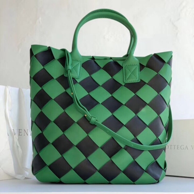 BV BOTTEGA VENETA 70020Cabat中性手袋 採用名為 fettucce 的寬大雙面nappa小羊皮條帶材質 完全運用手工編織而成 彰顯本品牌與義大利手工的深度契合 表露當代時尚態度 內外一致 表裡如一