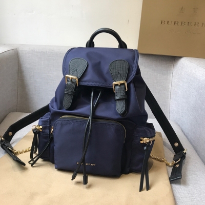 Burberry巴寶莉 Rucksack 軍旅背包8772棕色 現貨時裝周的主打配飾，款式輕便且防雨，肩帶採用舒適的加墊設計，並綴有精美的金屬鏈裝飾，採用Burberry Trench風衣獨創的密織、柔韌的尼龍材質，休閒中