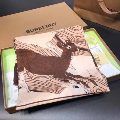 Burberry巴寶莉圍巾 簡約高雅很有知性的感覺日常搭配輕易就能碰撞出高級感推薦~Burberry新款300支高端戒指絨！搭配服飾真的非常好看 ，這個也是非常適合日搭的配色實物很美好.baby cashmere高端羊絨