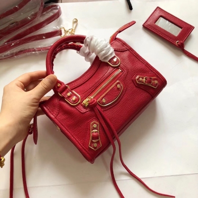 2019最新最流行新款 Balenciaga巴黎世家 機車包 紅色Super Mini（超級迷你版 19 cm）正品型號Classic Nano 原單山羊皮配金邊五金流蘇皮帶，超迷你小包將潮爆整個夏季。喜歡的快下手 細節 