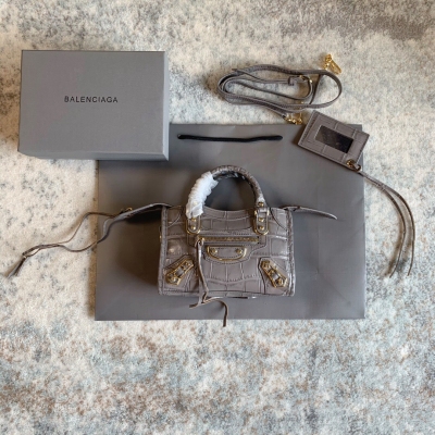 BALENCIAGA巴黎世家 最新鱷魚紋經典機車包 鑽石灰 專櫃同步發售 鱷魚皮效果小牛皮包身 純手工縫製的手柄 配有可拆卸的肩背帶，超高檔次的金邊五金配純皮流蘇拉鍊頭，內部拉鍊袋和皮鏡子，還刻有Balenciaga金色標