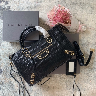 BALENCIAGA巴黎世家 頂級精品 巴黎世家 獨家新品鱷魚壓紋皮機車包 黑色 專櫃同步發售 鱷魚皮效果小牛皮包身 純手工縫製的手柄 配有可拆卸的肩背帶，超高檔次的金邊五金配純皮流蘇拉鍊頭，內部拉鍊袋和皮鏡子，還刻有Ba