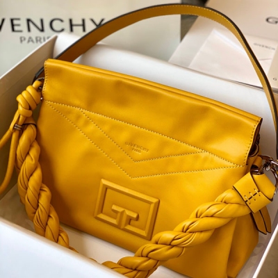 GIVENCHY紀梵希 最新款柔軟大包（size:27x15x20cm）！市場上根本看不到同款的設計、不會撞包！可以隨意折疊抱在身側、掛在腕間或作為單肩包，解鎖多變造型，真的非常值得擁有。