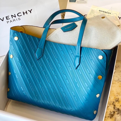 GIVENCHY紀梵希 最新款GIVENCHY Bond壓紋小牛托特包！正品購入！整個包裡外都是小牛製作、手感柔軟、容量又巨大、時尚又實用！註定了它可以裝下你的小世界，不止旅行也可以拿來當媽咪包、購物袋哦、內飾配手包可以拆