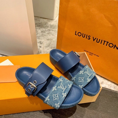 LOUIS VUITTON LV路易威登 2020新款老花兩條帶拖鞋～ 越來越年輕的路易每款都非常推薦！上腳舒適包腳效果又特別好，搭配起來一點不費力，簡潔清爽的設計很好看，牛仔配皮的搭配獨特，原版開發整個鞋型弧度都特別流