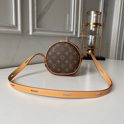 LOUIS VUITTON LV路易威登 M45149迷你老花圓餅，尺寸17x16x7cm，2020夏季見證 Bo?te Chapeau Souple 手袋的袖珍軟面版本問世。Damier Azur 帆布構築帽盒形設計，融