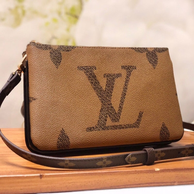 LOUIS VUITTON LV路易威登 M68762 POCHETTE DOUBLE ZIP 肩帶錢夾 Pochette Double Zip 錢夾為大小各異的 Monogram 帆布渲染雙色色調，瞬間俘獲視線。兩個拉鍊