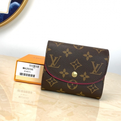 LOUIS VUITTON LV路易威登 M62036 紫色！ ARIANE 錢包小巧，設計精妙，這款Ariane錢包設有多個信用卡夾層，處處隱藏實用口袋。袋蓋周邊的彩色線，為Monogram帆布增添女性風味