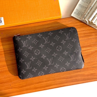 LOUIS VUITTON LV路易威登 M44191黑花 ETUI VOYAGE 小號收納袋 此款風格經典的多功能護套是理想的旅行伴侶，柔軟構造、寬大開口，足以容納多樣的個人物品，從紙質檔到電子設備及其充電器。尺寸24*