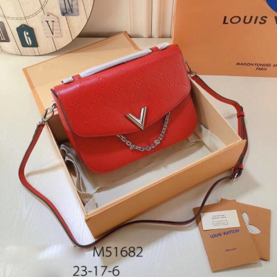 LOUIS VUITTON LV路易威登 海外原單SADDLE 手袋 搭配包裝 型號：M51682 紅色 尺寸：23.0 x 17.0 x 6.0 cm由柔滑皮革與粒紋皮革裁制而成的Saddle手袋，採用標誌性的Monog