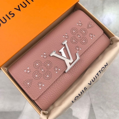 Louis Vuitton LV路易威登 M62556粉 特別介紹 海外特供（專櫃貨）此款由細粒紋小公牛皮裁制而成的錢夾在設計中借鑒了傳統拷花皮鞋的鏤孔裝飾。小巧的路易威登花紋平添柔美之感。內部空間充盈，彙聚多處實用設計，