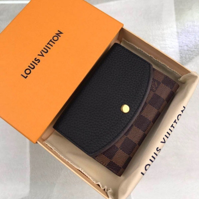 LV LOUIS VUITTON 路易威登 N60044 特別介紹 海外特供（專櫃貨）完美糅合功能性與簡約風格，這款小型版本的錢包設有一系列方便功能，設計精巧，弧形袋蓋以皮革製作，綴以滑面皮革鑲邊，將經典帆布襯托得更活潑迷