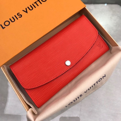 LV LOUIS VUITTON 路易威登 M60853 特別介紹 海外特供（專櫃貨）優雅迷人的 Emelie 錢夾採用了華麗、柔軟的 Epi 皮革材質，將功能性與唯美設計完美結合。眾多口袋與迷人造型散發出令人難以抗拒的魅