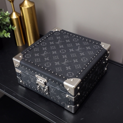 LOUIS VUITTON LV路易威登 珠寶盒/飾品盒 黑花配經典黑 可分層分類存放戒指、項鍊、手鏈、耳環與手鐲。配有小襯墊，確保珠寶存放妥善舒適。尺寸優雅、設計實用、安全牢靠，是外出旅行的好伴侶。23.0*23.0*1