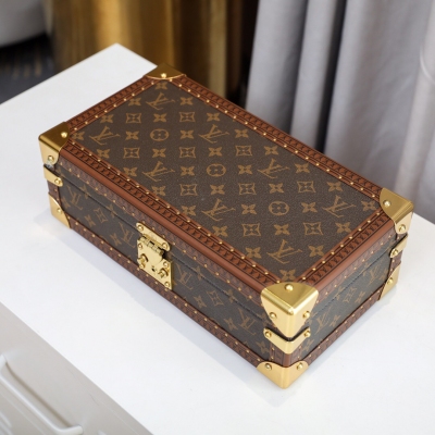 LOUIS VUITTON LV路易威登 8只裝腕表盒 老花配奢華藍 這款8表裝表盒以經典Monogram帆布製成.配有一個可拆卸盤用於隱藏貴重物品。34.0*18.0*11.0cm （長*寬*高）