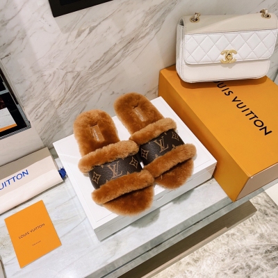 LOUIS VUITTON LV路易威登 代購版本！2020s秋冬新品羊羔毛拖鞋，看上去就非常的柔軟舒適！全部是皮毛一體！原版定制雙層組合底，尺碼35-39 【40.41定做】