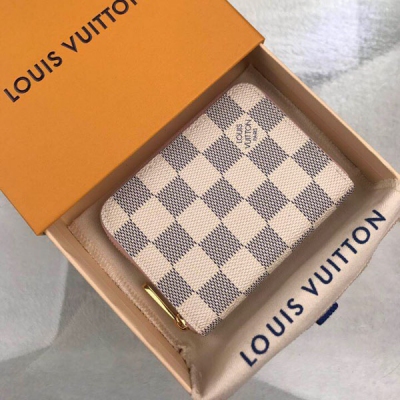 LOUIS VUITTON LV路易威登 N60229【特別介紹】海外特供（專櫃貨）拉鍊零錢包採用標誌性的帆布，內襯則渲染溫和的玫瑰芭蕾粉。纖巧構型搭配全拉鍊設計，收納銀行卡、紙鈔和硬幣亦可井井有條。尺寸：11.0X8.0