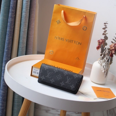 Louis Vuitton LV 路易威登 EMILIE 眼鏡盒M00289 設計時尚，色彩斑斕，此款由Monogram帆布與VVN皮革製作而成的Emilie眼鏡盒能夠保護貴重的太陽眼鏡免遭刮擦。拉鍊頭上的LV圓環裝飾增添