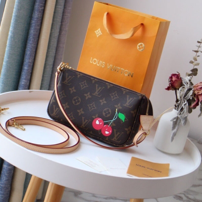 Louis Vuitton LV 路易威登 M51980櫻桃 POCHETTE ACCESSORIES 大號手袋 配置雙肩帶 由帆布製作而成的一款小巧輕便手袋，可手拿可手提，另配可斜挎肩帶一條也可斜挎背。真乃一款萬能手袋