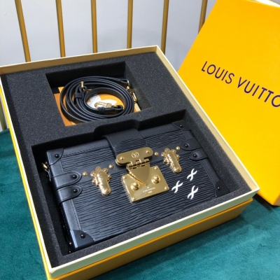 Louis Vuitton LV 路易威登 PETITE MALLE 盒子包 M44199 採用經典的Monogram帆布面料 靈感源自富有的銀行家Albert Kahn于20世紀初期設計的定制旅行箱 以3個白色十字圖案為