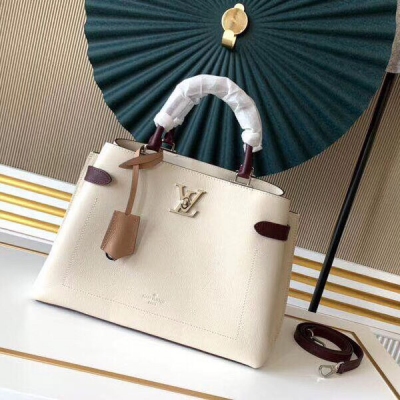 Louis Vuitton LV 路易威登 M53730 M55325 M53645 M53647 Lockme Day 手袋選用粒面小牛皮融合優雅外型與實用功能。LV 鎖扣和鑰匙包等柔美細節襯托簡約線條，挺括的結構帶來充