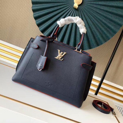 Louis Vuitton LV 路易威登 M53730 M55325 M53645 M53647 Lockme Day 手袋選用粒面小牛皮融合優雅外型與實用功能。LV 鎖扣和鑰匙包等柔美細節襯托簡約線條，挺括的結構帶來充