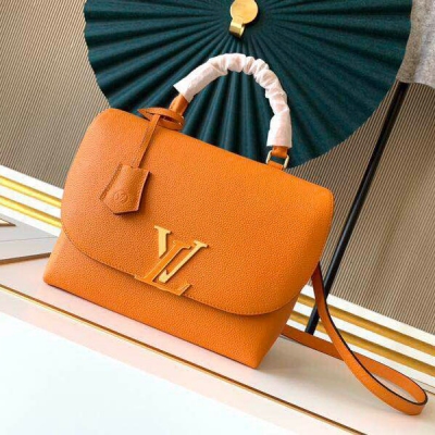 Louis Vuitton LV 路易威登 M55222 M55060 M55214 M53771 VOLTA 手袋小牛皮構築 Volta 手袋的靈巧構型，V 字母添綴優雅氣質。全皮大logo蓋頭女士郵差 輕盈設計內含多個