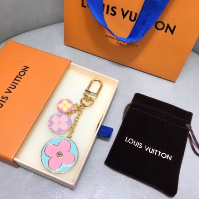 LOUIS VUITTON LV路易威登 Spring 包飾 標誌性的 Monogram 花卉元素。金色金屬飾件與琺瑯的優雅結合賦予此設計品亮眼造型。