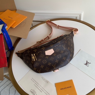 LOUIS VUITTON LV 路易威登 M43644（晶片版） 頂級原單 BUMBAG 腰包 由經典Monogram帆布裁制而成 此款腰包可為運動造型增添純正的時髦休閒氣質。既可用作腰包，亦可單肩背挎或斜挎，更顯時尚個