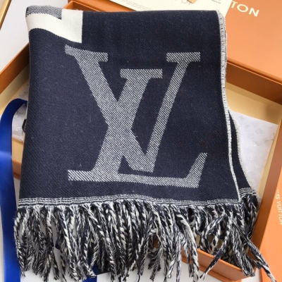 LV LOUIS VUITTON 路易威登圍巾 Monogram Capital 圍巾以柔軟細膩的絲毛混紡呈現寬幅設計，鋪陳超大 Monogram 圖案，再以醒目L標識宣告品牌美學的延續，於嚴寒時節圍裹暖意。詳細特徵 2