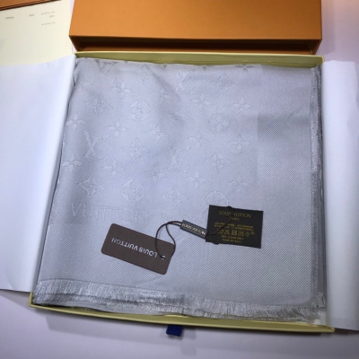 LV LOUIS VUITTON 路易威登絲巾 圍巾/披肩款（實物手感順滑舒服）絕非市場流通品。，以柔軟輕盈的蠶絲而成。精密的編織經典Monogram圖案和路易威登標誌！材質：100%真絲 ！尺寸：140*140cm