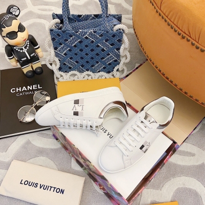 LV LOUIS VUITTON 路易威登 情侶款小白鞋 頂級上新！優點絕對夠突出的一雙！腳感超級舒適，新色各有各的美，經典百搭款，休閒中又質感滿滿！鞋面原版一比一定制牛皮，原版私模對色Logo，內裡進口小牛皮，原版開模