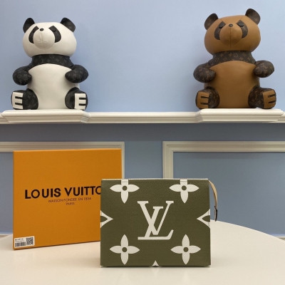 LOUIS VUITTON LV路易威登 原單M67691 超大Monogram花朵圖案，炫彩雙面雙色搭配，為此款盥洗袋增添全新質感。設計簡約，容量較大，可裝入大多數包袋。配備可水洗內襯，十分實用。尺寸: 26.0x20.