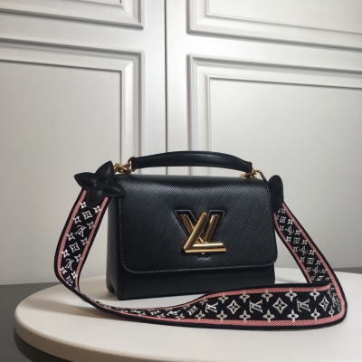 LOUIS VUITTON LV路易威登 M57050 頂級原單 本款 Twist 中號手袋取材 Epi 皮革，再令皮革 Monogram 花卉綻放於刺繡寬肩帶底部，後者兩側分別呈現迷你 Monogram 圖案和路易威登標