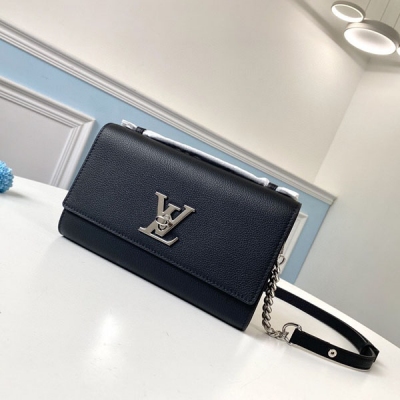 LOUIS VUITTON LV路易威登 頂級原單 M56136 此款 Lockme 手包含標誌性扭鎖和可供手提的皮質手柄，外形亮眼，適合日常背攜。包帶上巧妙運用按扣，可輕鬆調節長度，能夠肩背或斜挎。包帶末端的小巧鏈帶增添